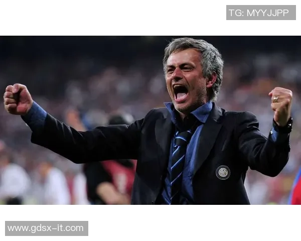 足球场上的英雄时刻 球星与教练激情庆祝共赴辉煌荣耀