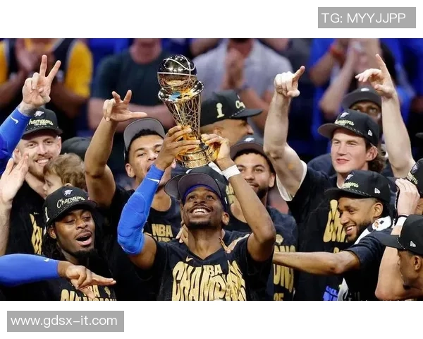 足球巨星捧起荣誉奖杯瞬间展现辉煌成就与不懈奋斗精神